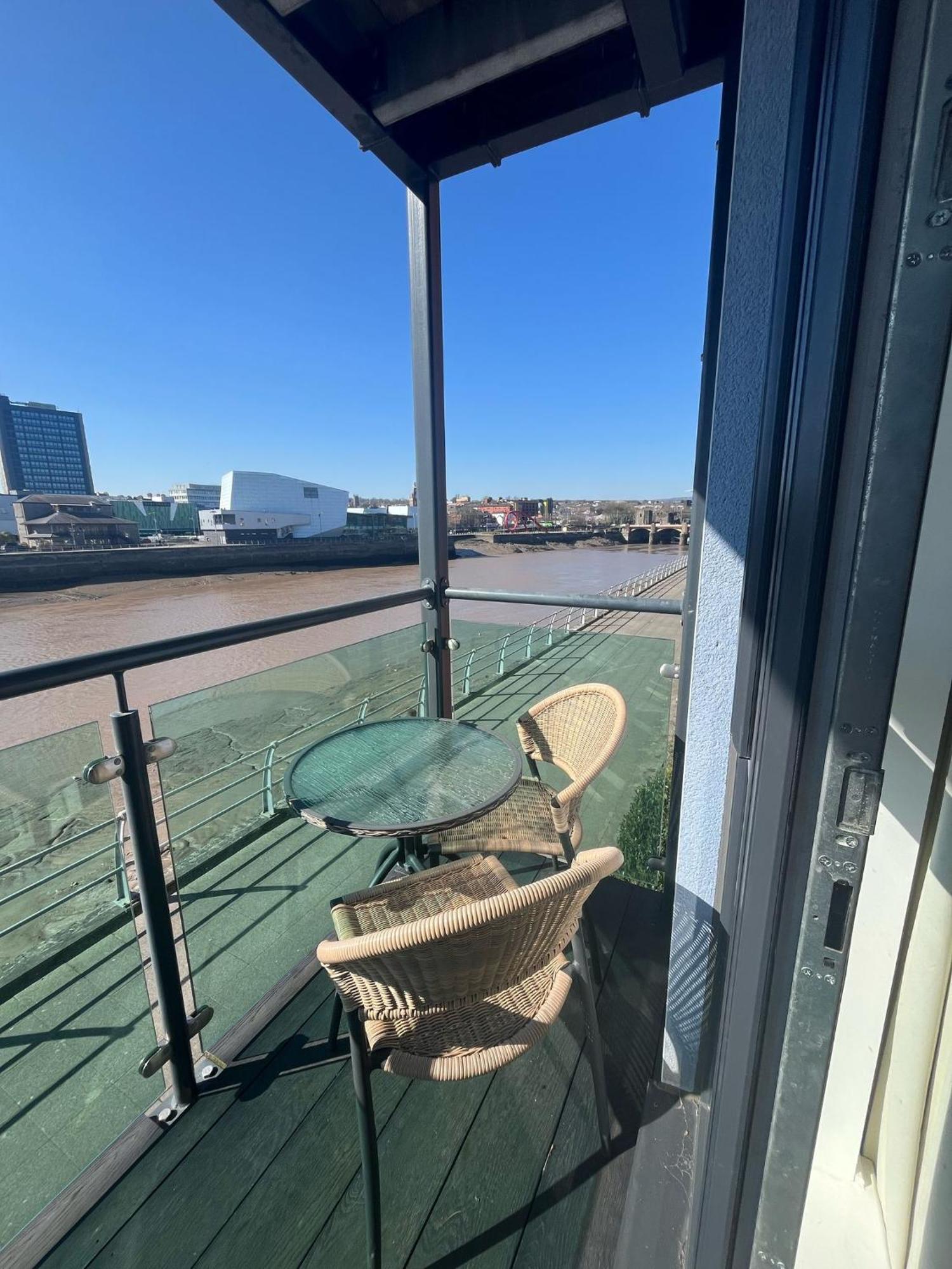 Luxury Riverside 2 Bedroomed Apartment With Balcony Νιούπορτ Εξωτερικό φωτογραφία